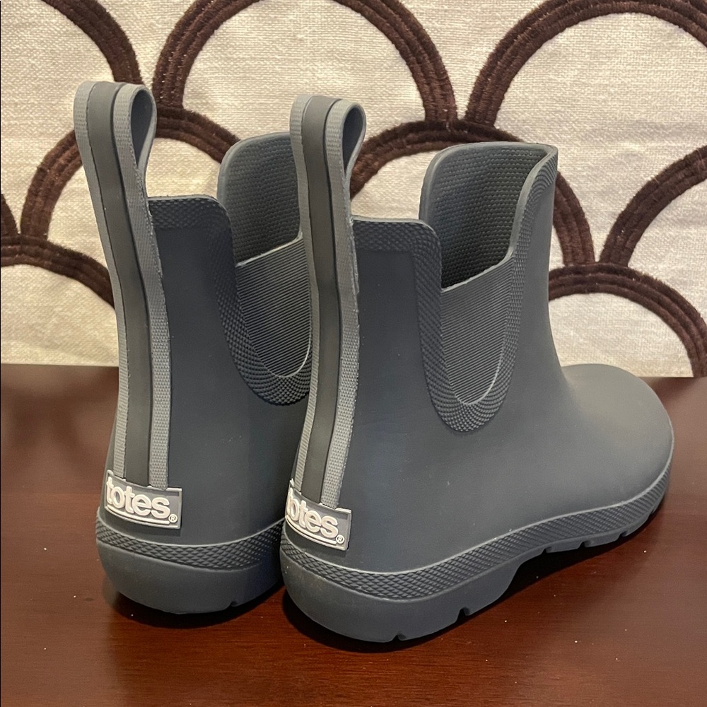 Totes Women's Gray Winter Boots
